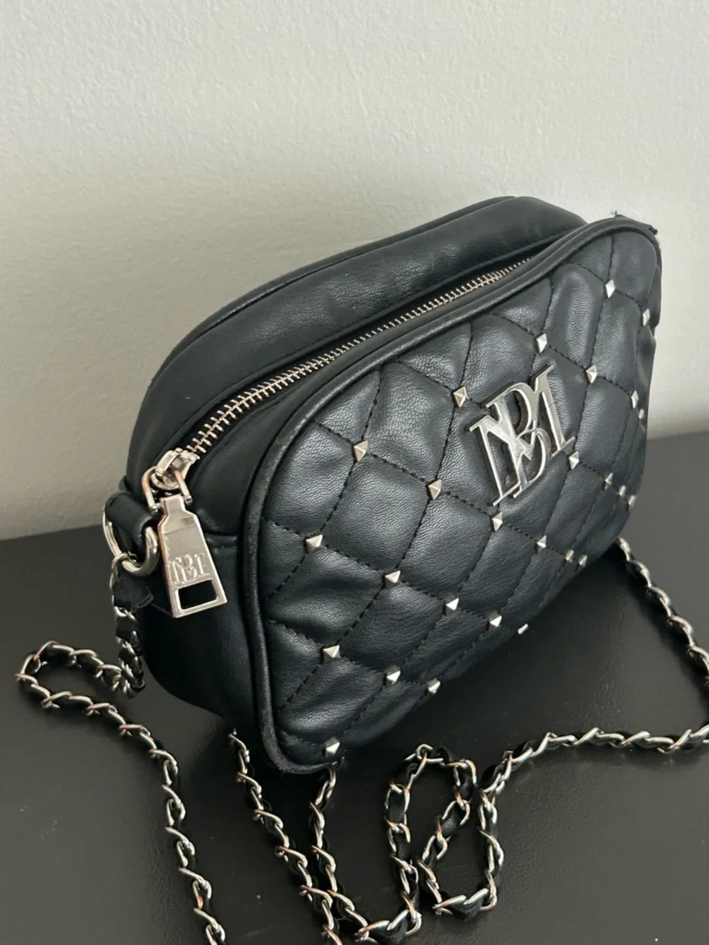 B. Makowsky Black Leather Crossbody Shoulder Bag Silver Hardware chain Strap